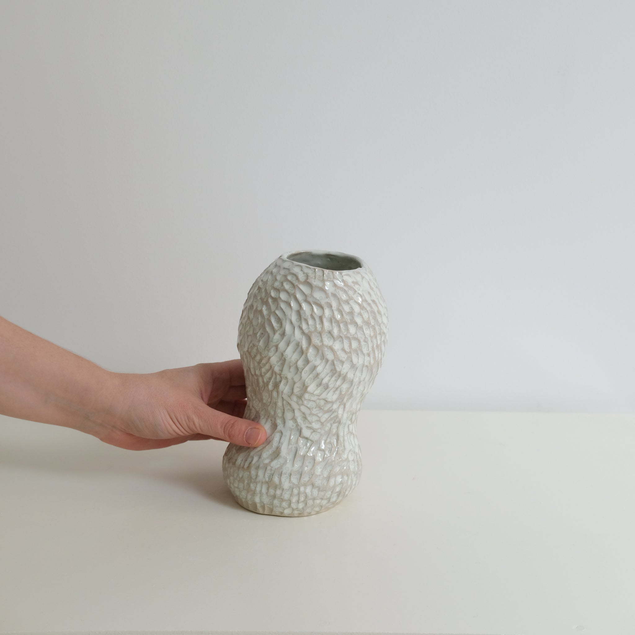 Vase en grès blanc H20cm blanc irisé par Lucile Boudier chez Brutal Ceramics