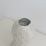 Vase en grès blanc H20cm blanc irisé par Lucile Boudier chez Brutal Ceramics