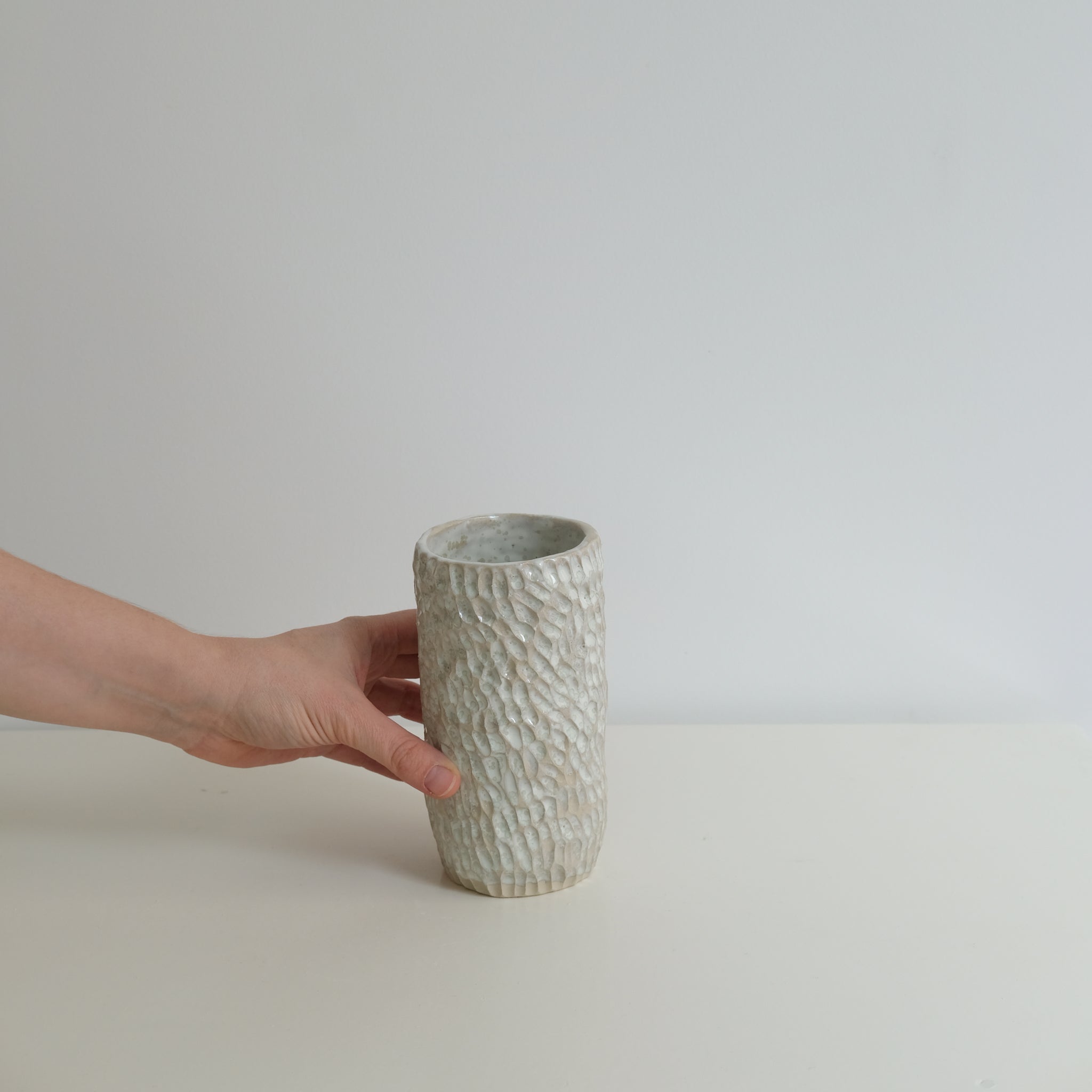 Vase en grès blanc H16cm blanc irisé par Lucile Boudier chez Brutal Ceramics