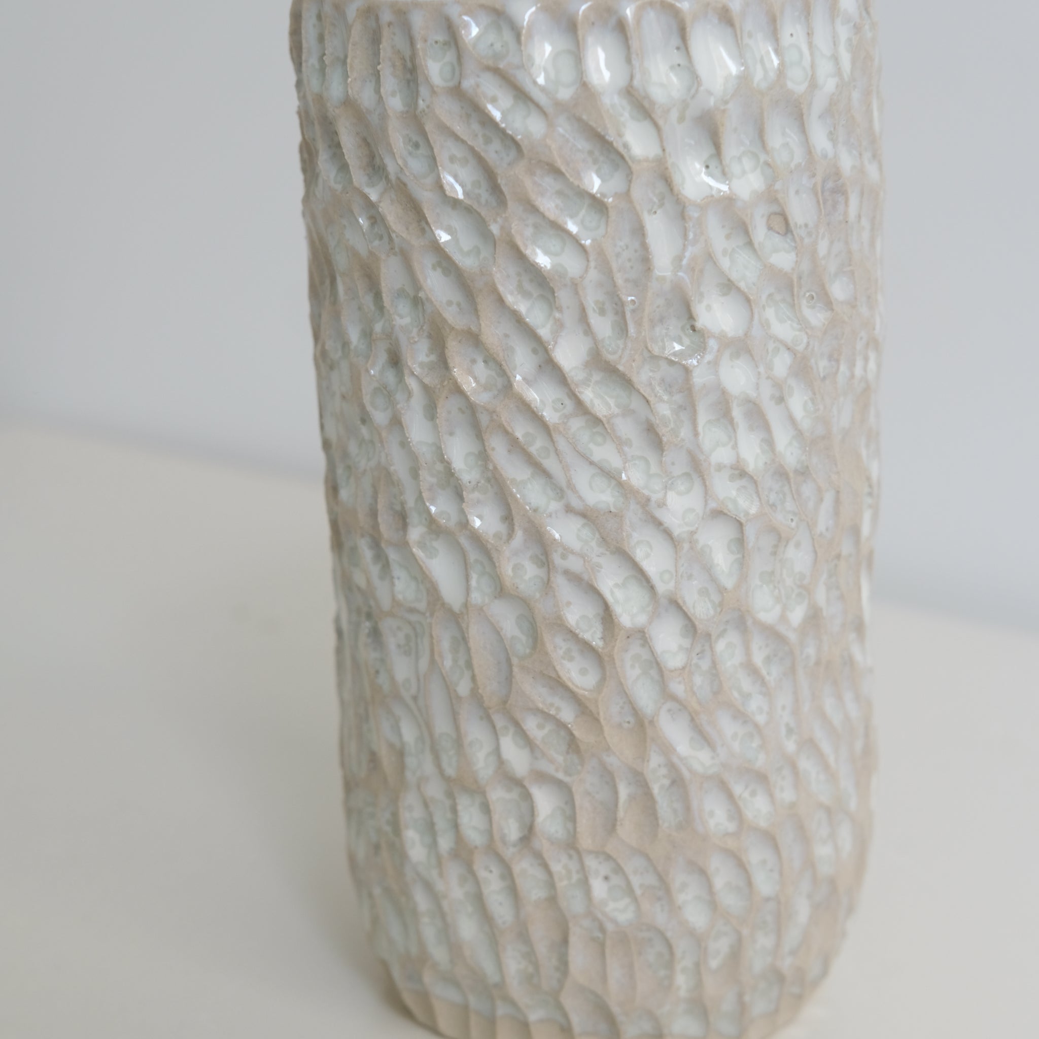 Vase en grès blanc H16cm blanc irisé par Lucile Boudier chez Brutal Ceramics