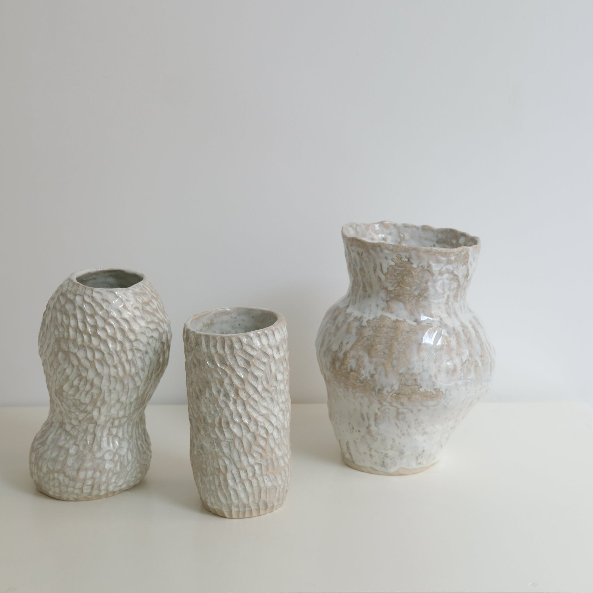 Vase en grès blanc H16cm blanc irisé par Lucile Boudier chez Brutal Ceramics