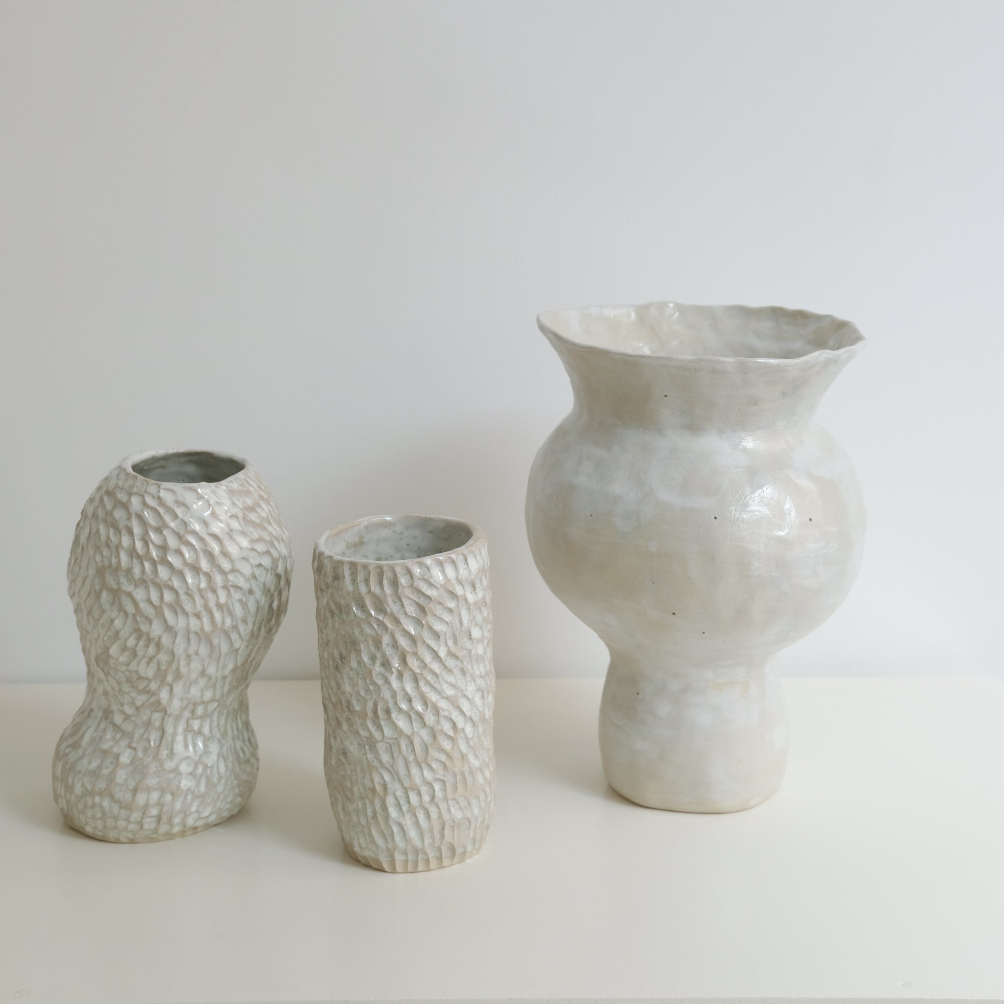 Vase en grès blanc H23cm perle brillant par Lucile Boudier chez Brutal Ceramics