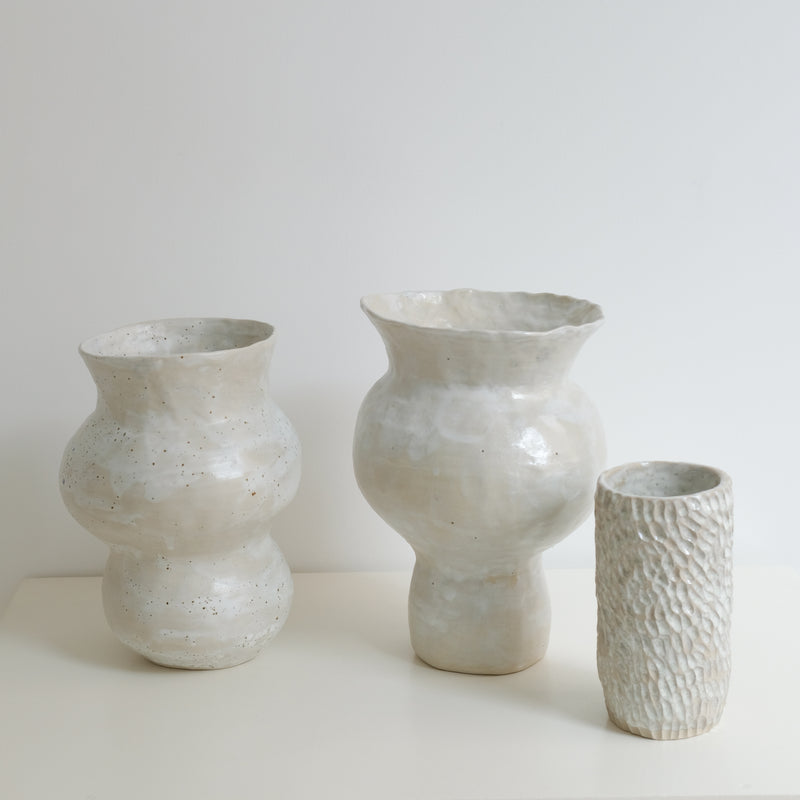 Vase en grès blanc H23cm blanc satiné par Lucile Boudier chez Brutal Ceramics