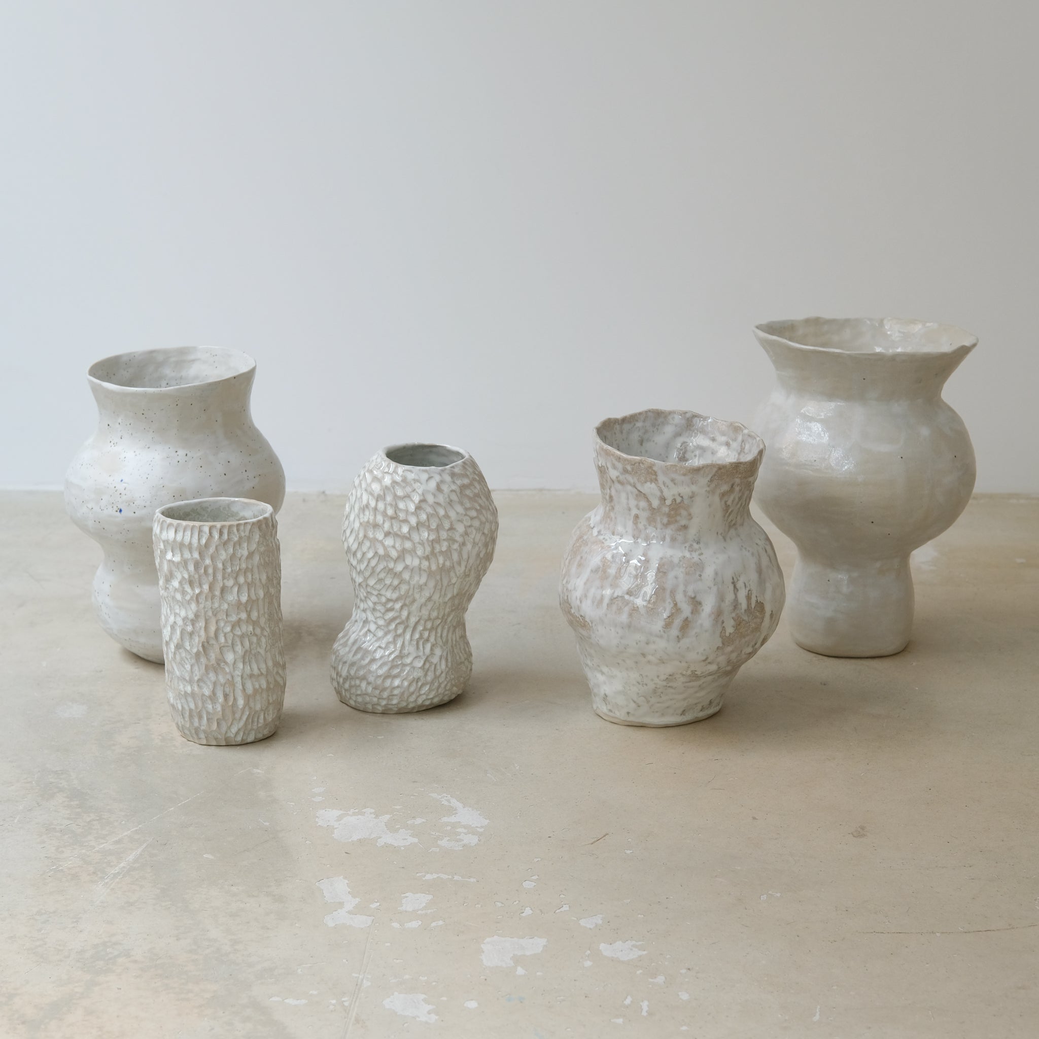 Vase en grès blanc H16cm blanc irisé par Lucile Boudier chez Brutal Ceramics