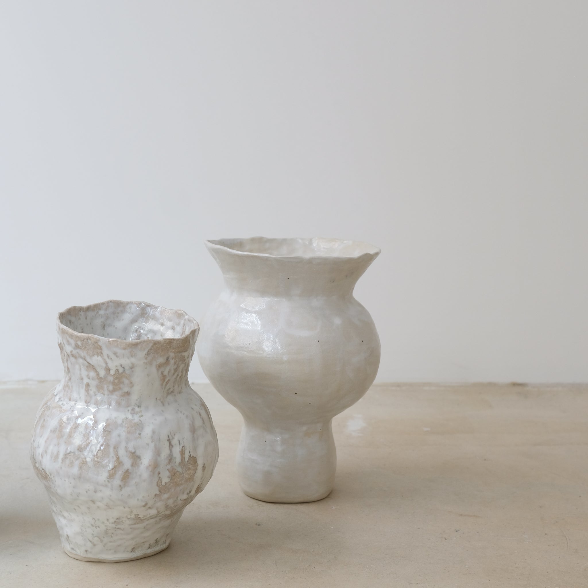 Vase en grès blanc H23cm perle brillant par Lucile Boudier chez Brutal Ceramics
