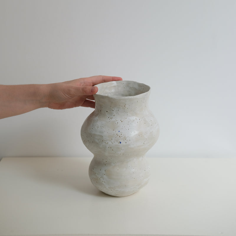 Vase en grès blanc H23cm blanc satiné par Lucile Boudier chez Brutal Ceramics