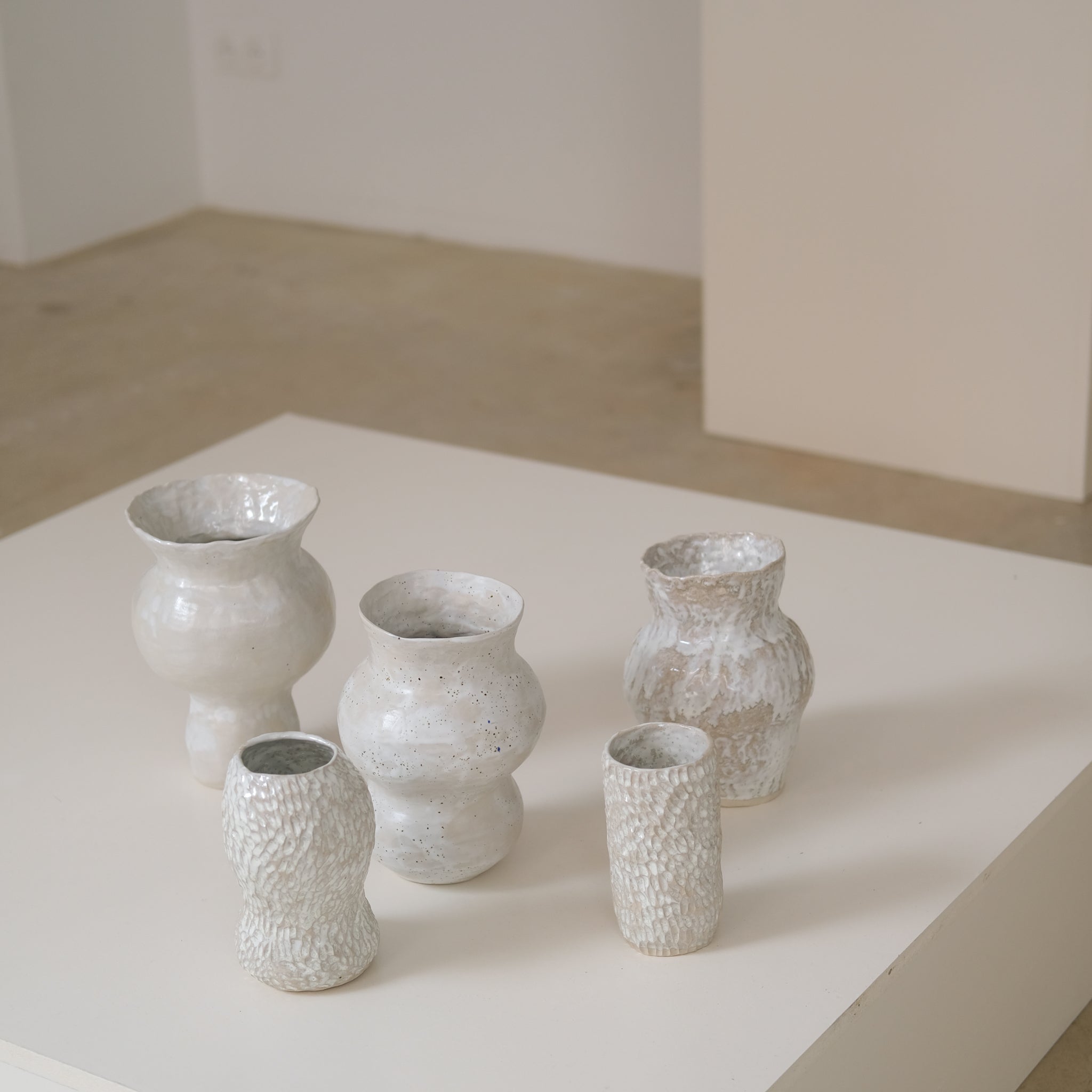 Vase en grès blanc H23cm blanc satiné par Lucile Boudier chez Brutal Ceramics