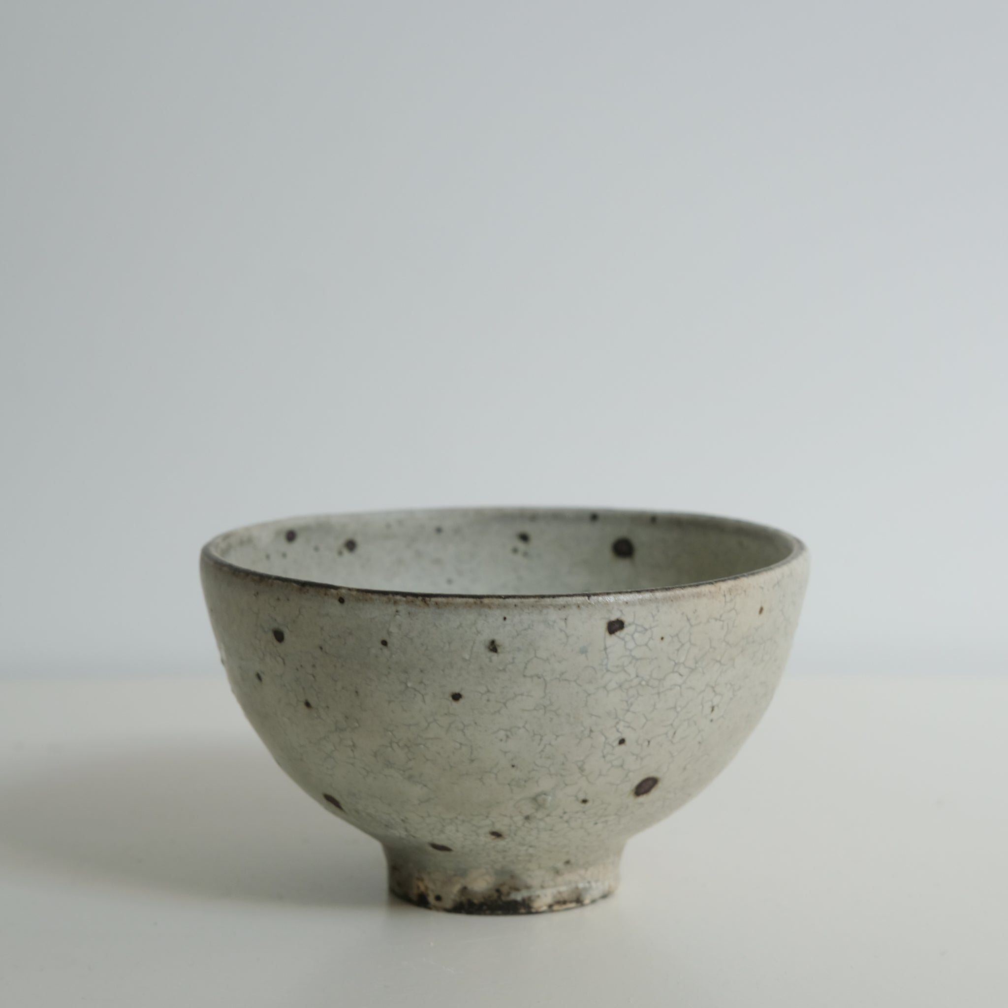 Bol en grès gris D 17,5cm - blanc cassé de Ryutaro Yamada chez Brutal Ceramics
