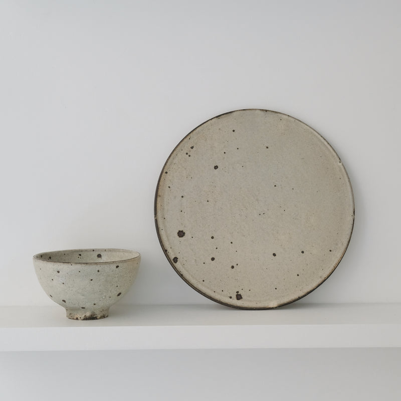Bol en grès gris D 17,5cm - blanc cassé de Ryutaro Yamada chez Brutal Ceramics