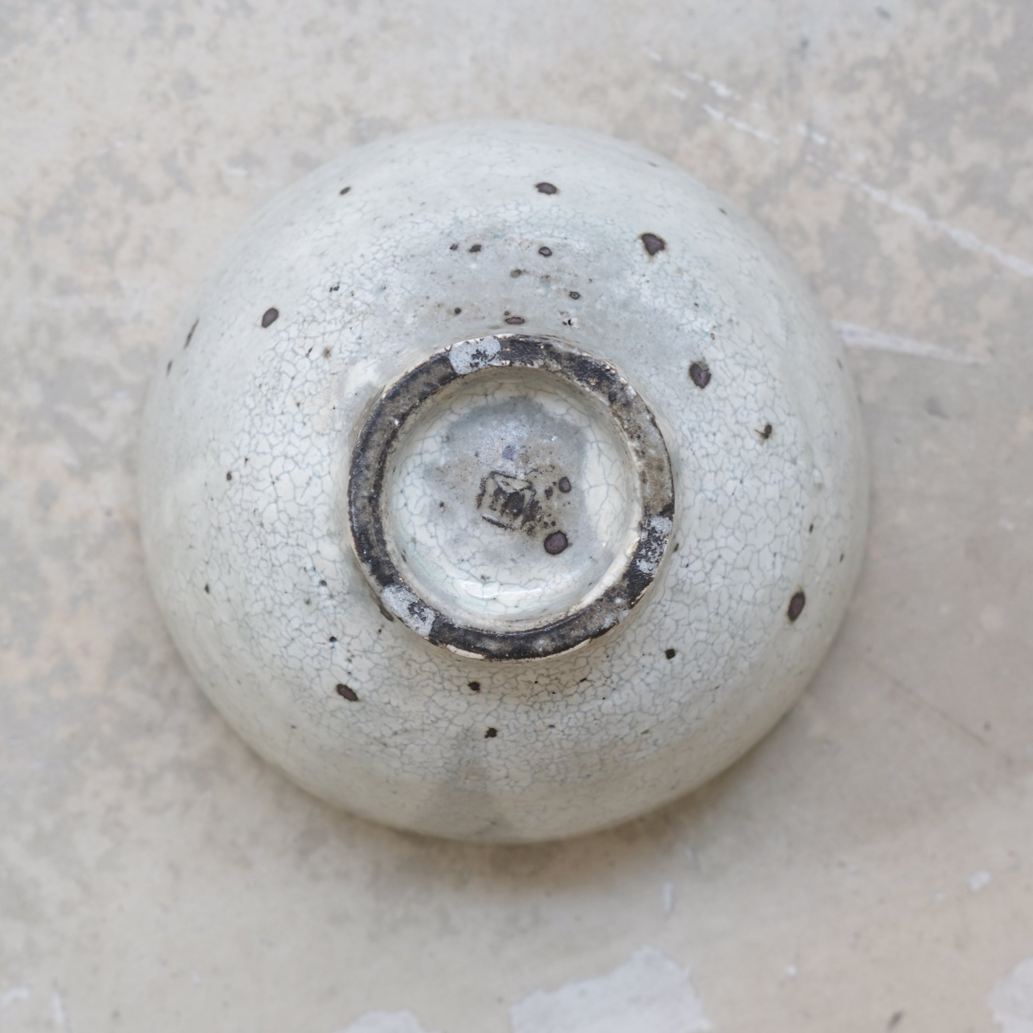 Bol en grès gris D 17,5cm - blanc cassé de Ryutaro Yamada chez Brutal Ceramics