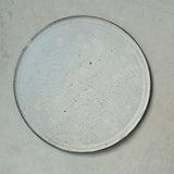 Assiette en grès gris D 26cm - blanc cassé de Ryutaro Yamada chez Brutal Ceramics