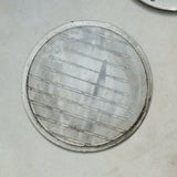 Assiette en grès gris D 26cm - blanc cassé de Ryutaro Yamada chez Brutal Ceramics