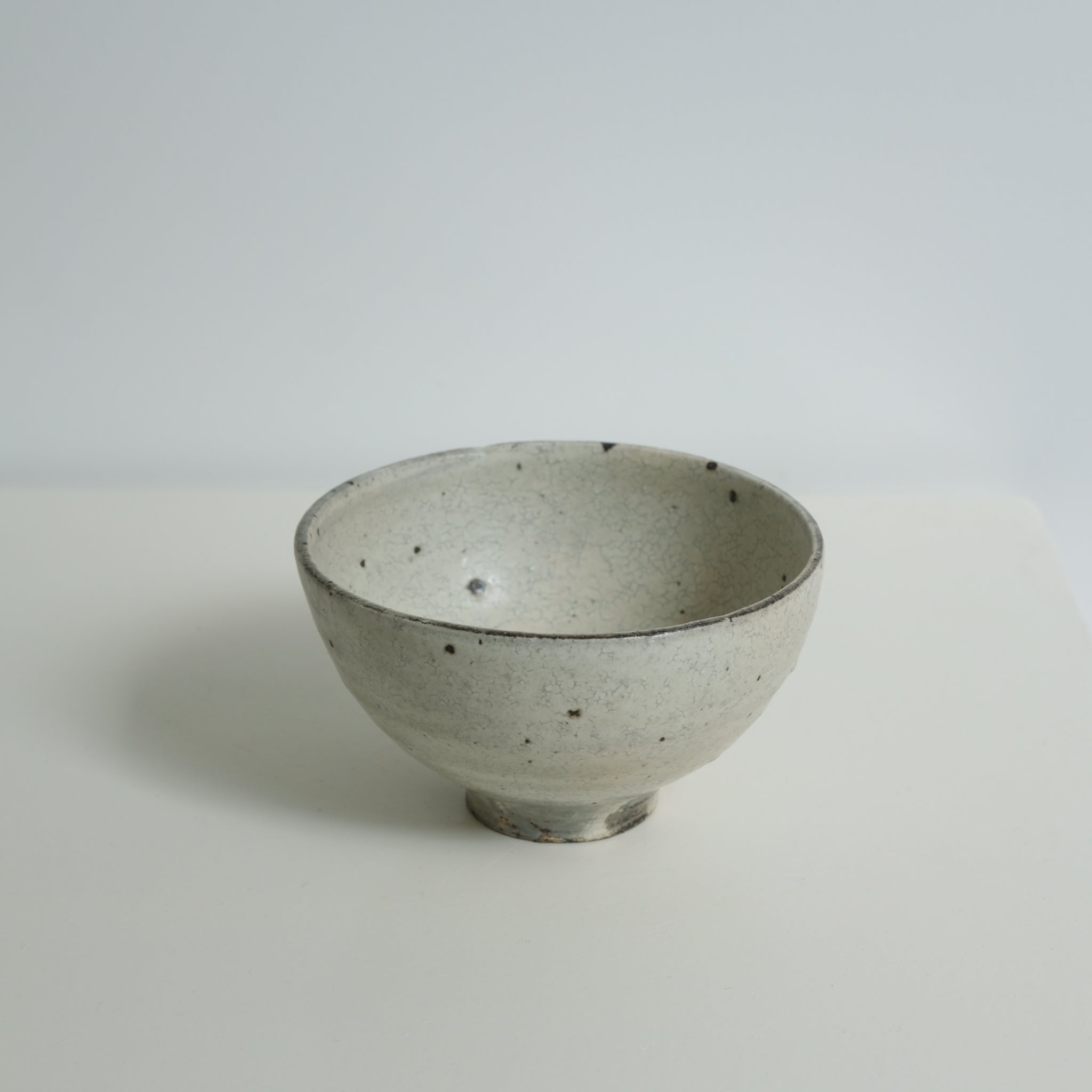 Bol en grès gris D 17,5cm - blanc cassé de Ryutaro Yamada chez Brutal Ceramics