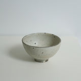 Bol en grès gris D 17,5cm - blanc cassé de Ryutaro Yamada chez Brutal Ceramics
