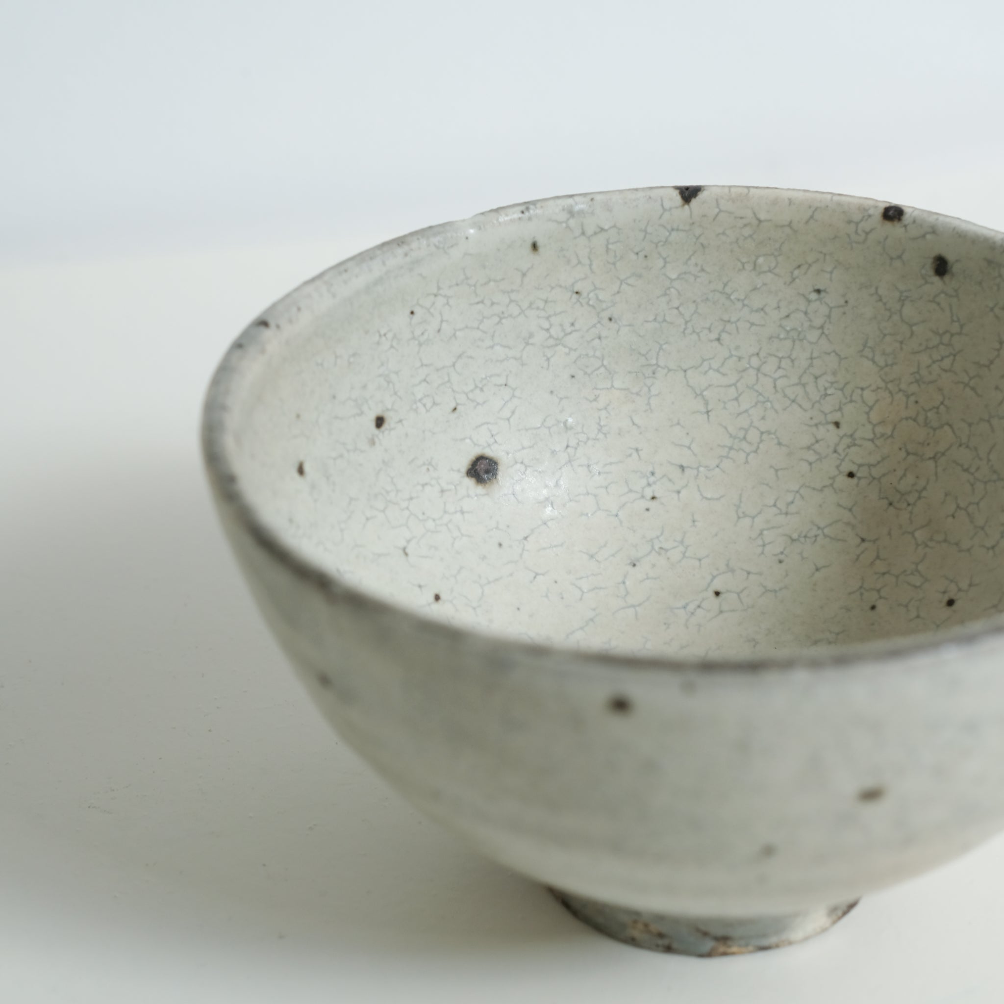 Bol en grès gris D 17,5cm - blanc cassé de Ryutaro Yamada chez Brutal Ceramics