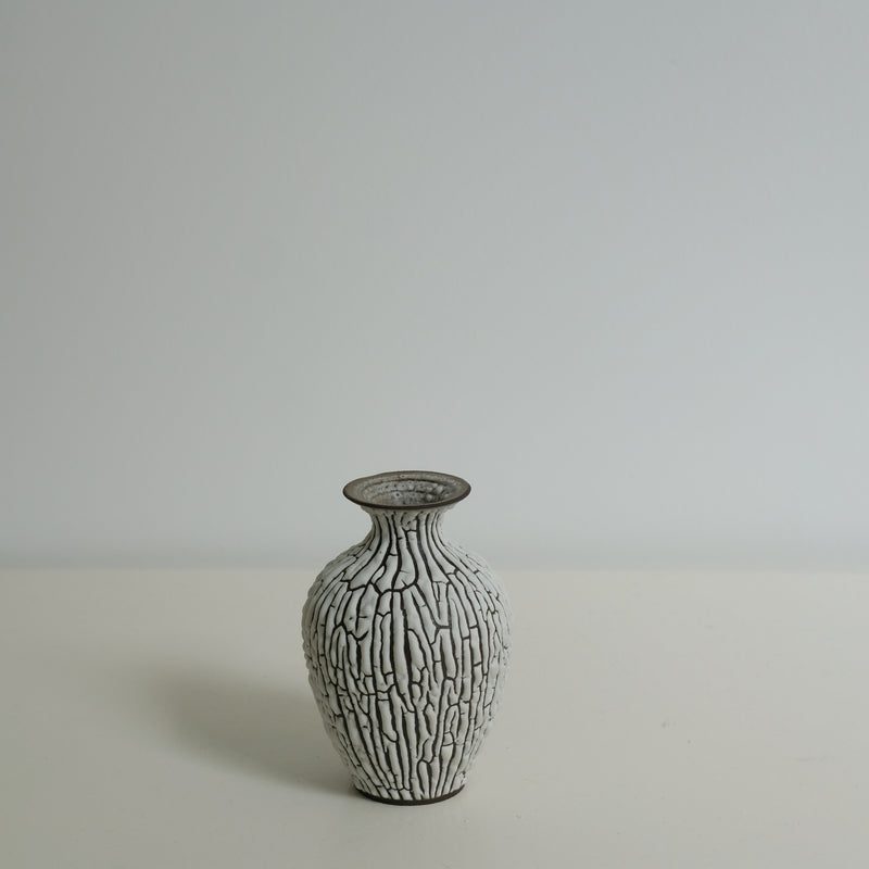 Vase en grès noir H10cm - blanc craquelé de Sharlen Nozawa chez Brutal Ceramics