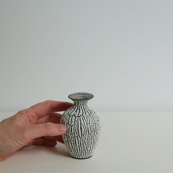 Vase en grès noir H10cm - blanc craquelé de Sharlen Nozawa chez Brutal Ceramics