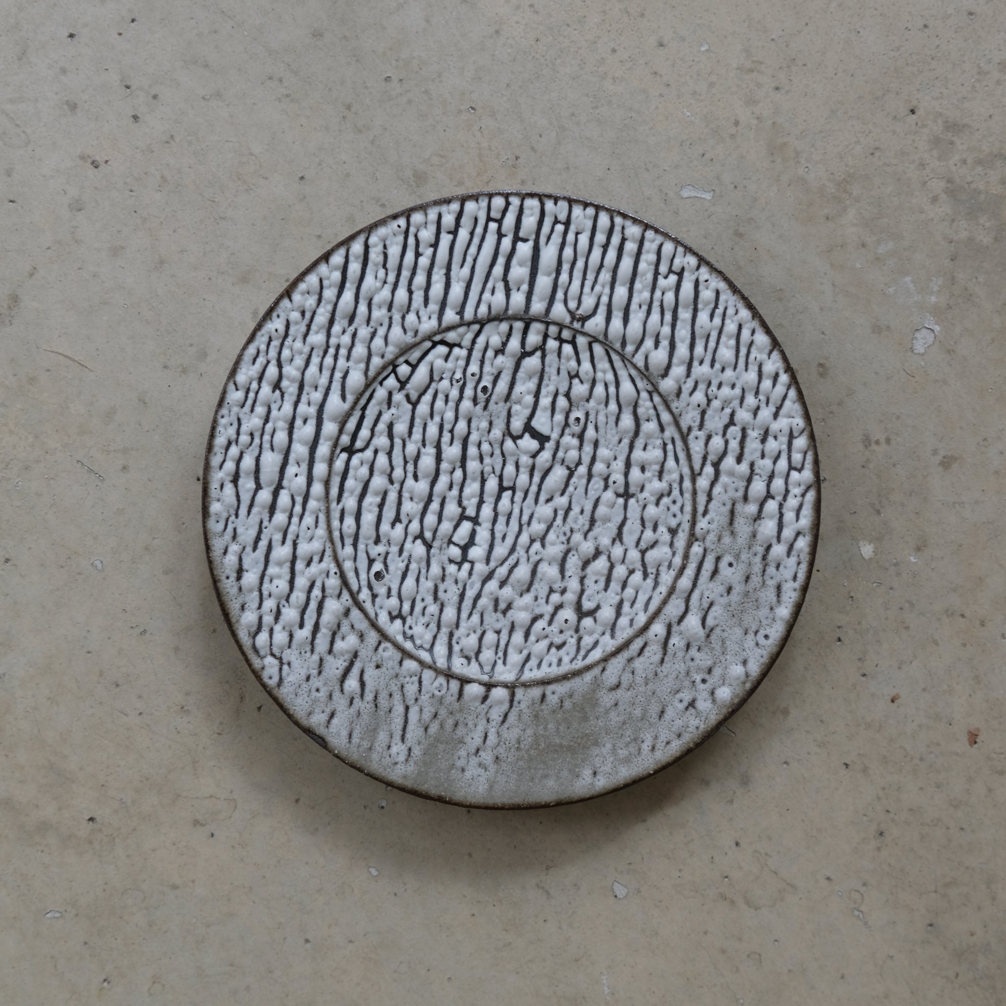 Assiette  D13 cm - blanc craquelé de Sharlen Nozawa chez Brutal Ceramics