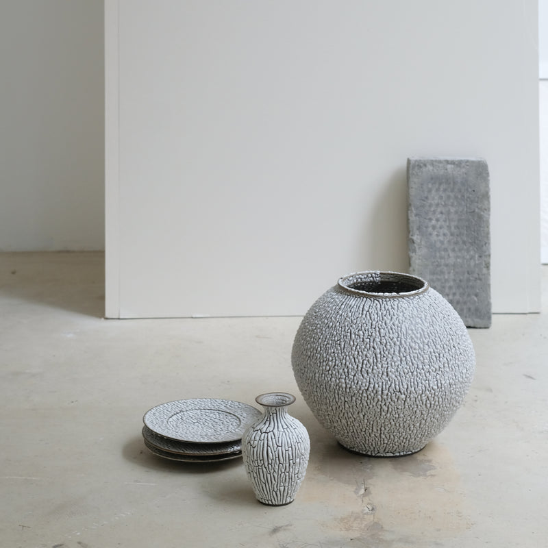 Vase Moon Jar H18 - blanc craquelé de Sharlen Nozawa chez Brutal Ceramics