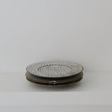 Assiette  D13 cm - blanc craquelé de Sharlen Nozawa chez Brutal Ceramics