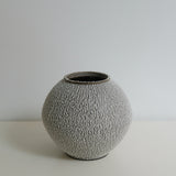 Vase Moon Jar H18 - blanc craquelé de Sharlen Nozawa chez Brutal Ceramics