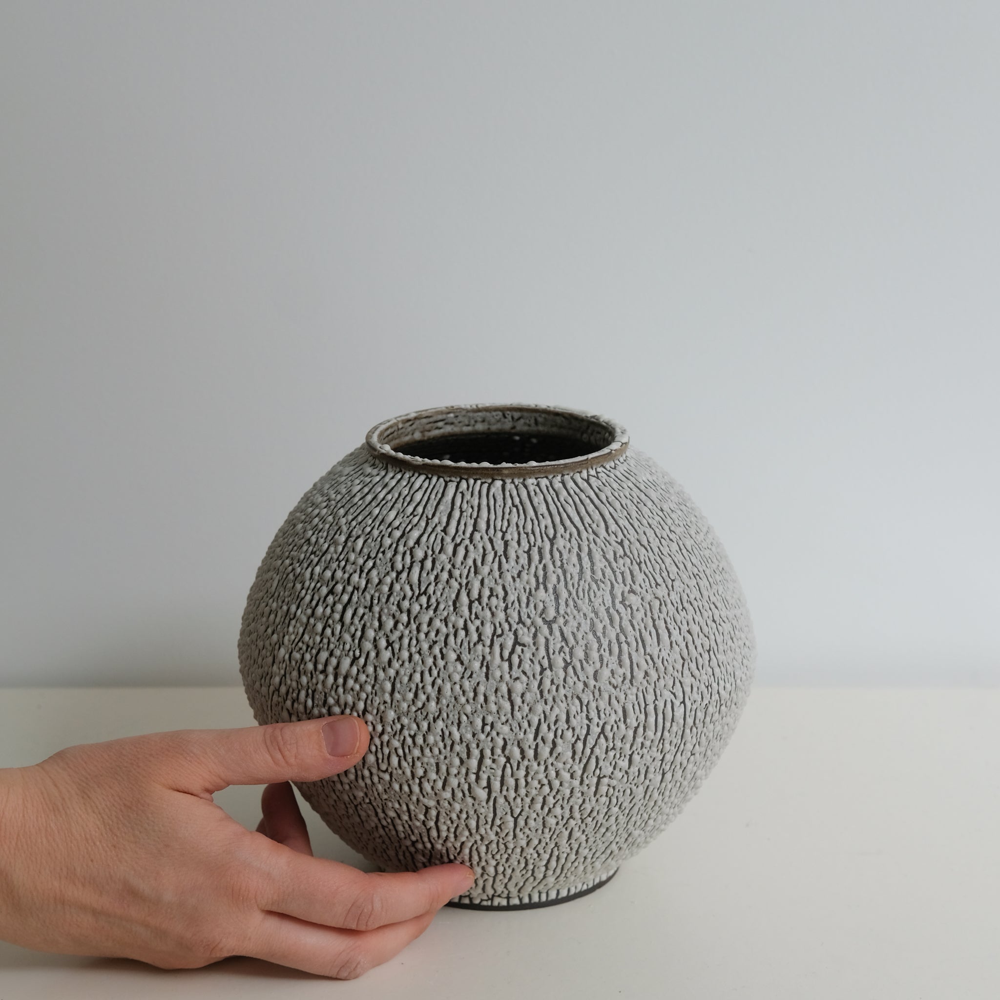 Vase Moon Jar H18 - blanc craquelé de Sharlen Nozawa chez Brutal Ceramics