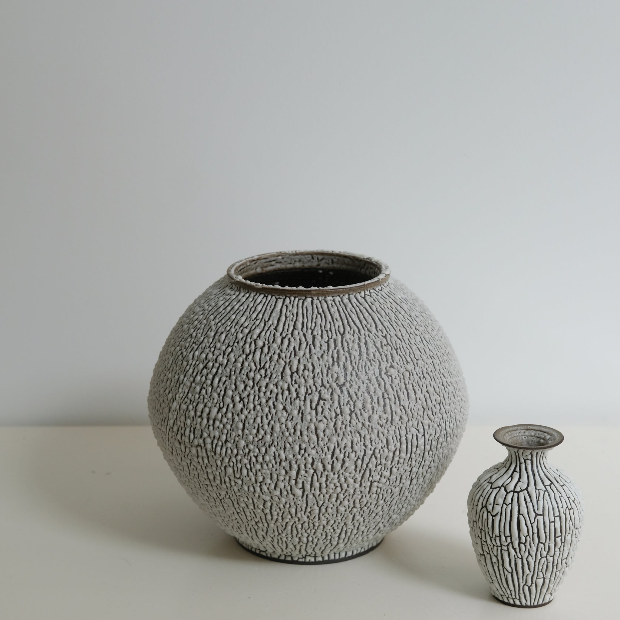 Vase Moon Jar H18 - blanc craquelé de Sharlen Nozawa chez Brutal Ceramics