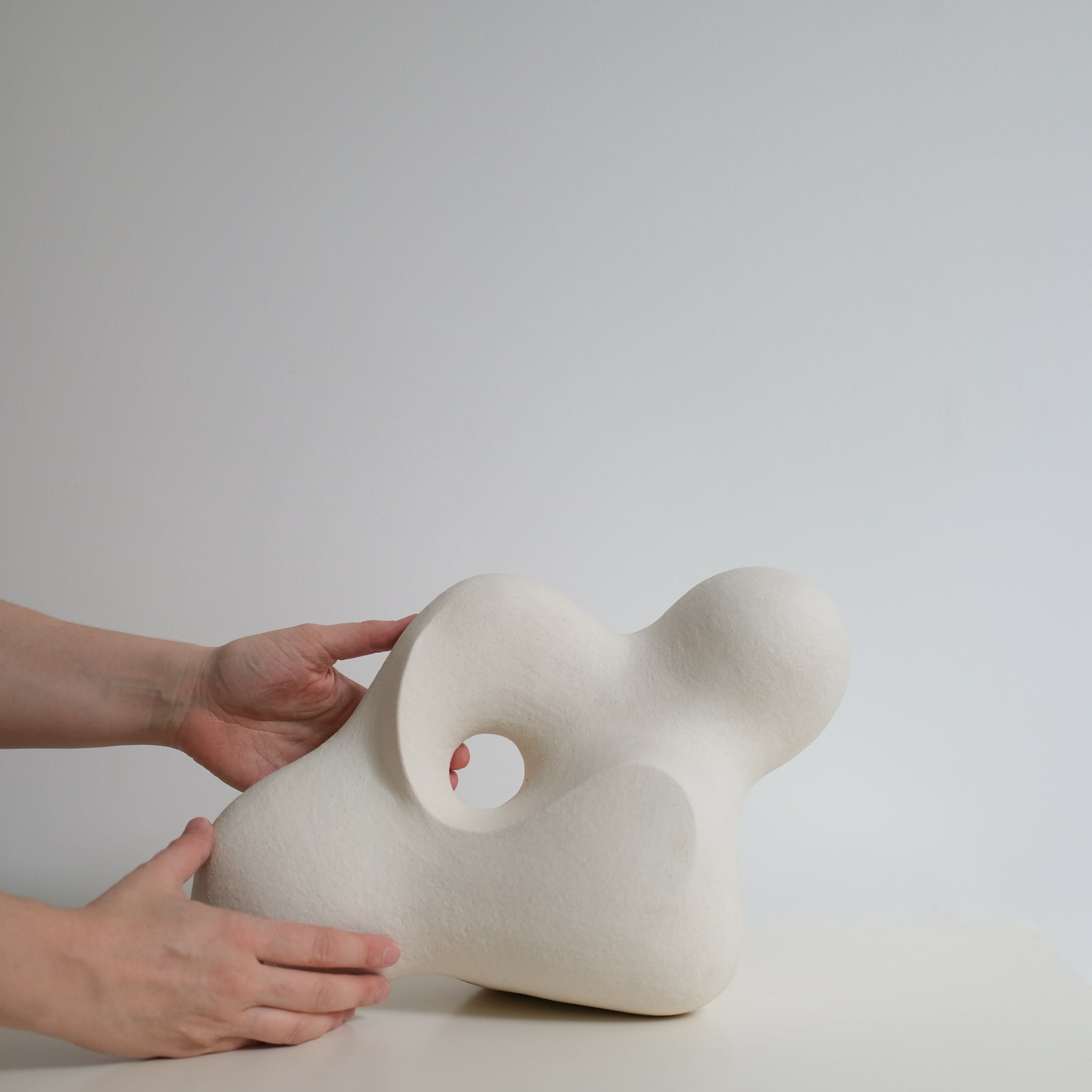 Sculpture "Dancing Stone"  blanc mat de Terre Brute chez Brutal Ceramics