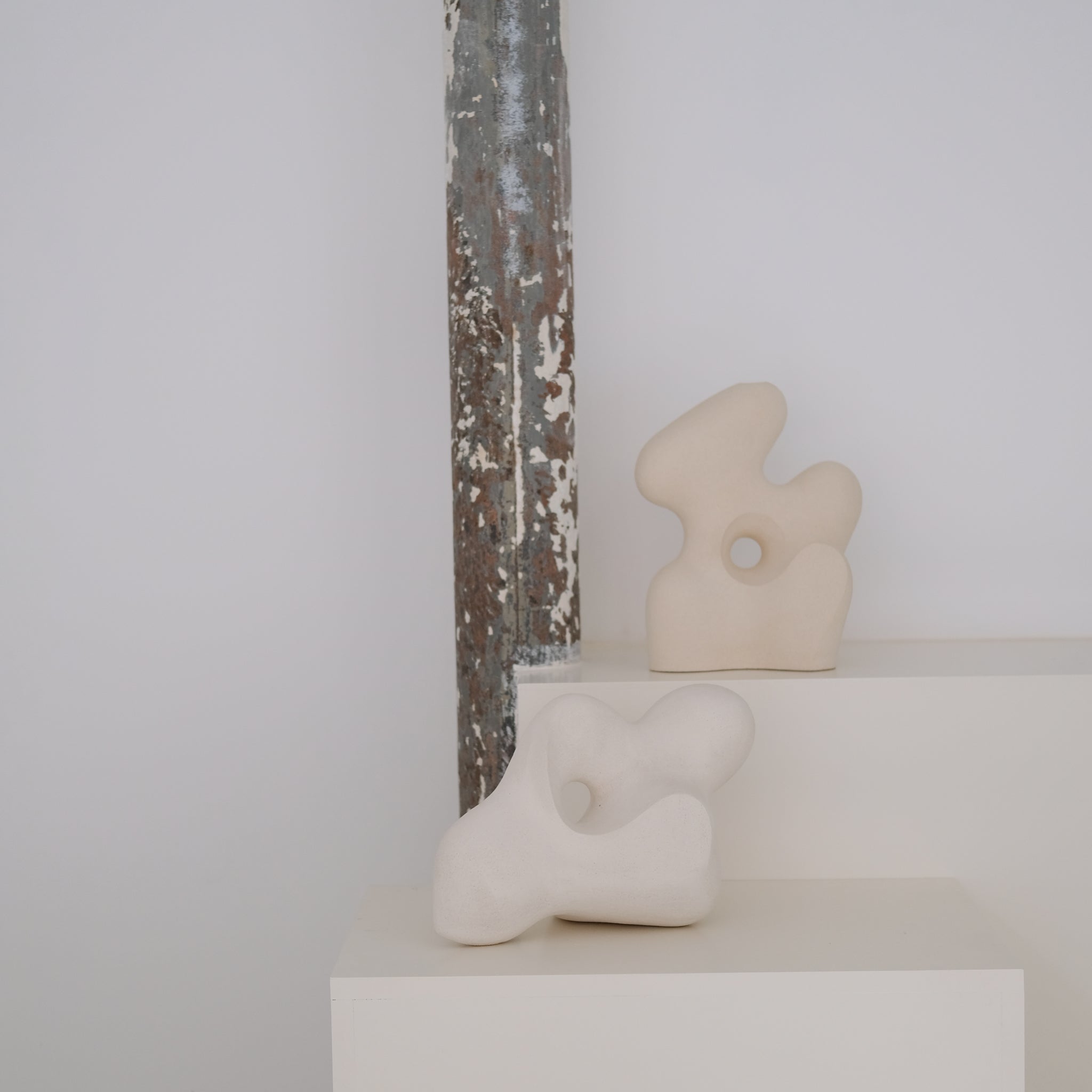 Sculpture "Adder Stone" beige de Terre Brute chez Brutal Ceramics