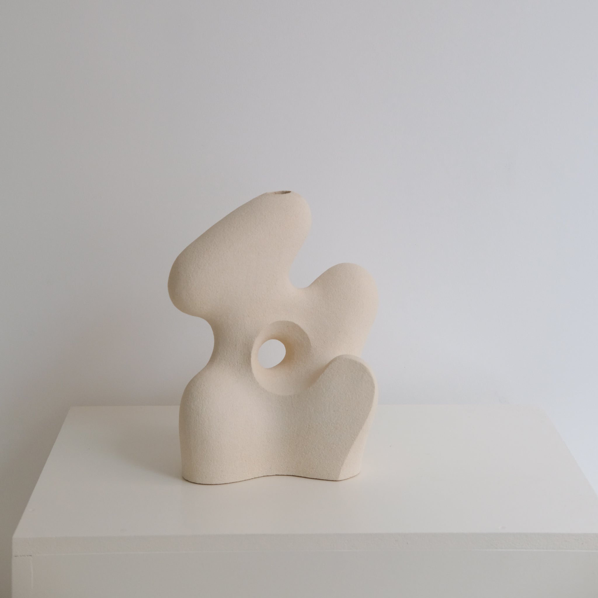 Sculpture "Adder Stone" beige de Terre Brute chez Brutal Ceramics