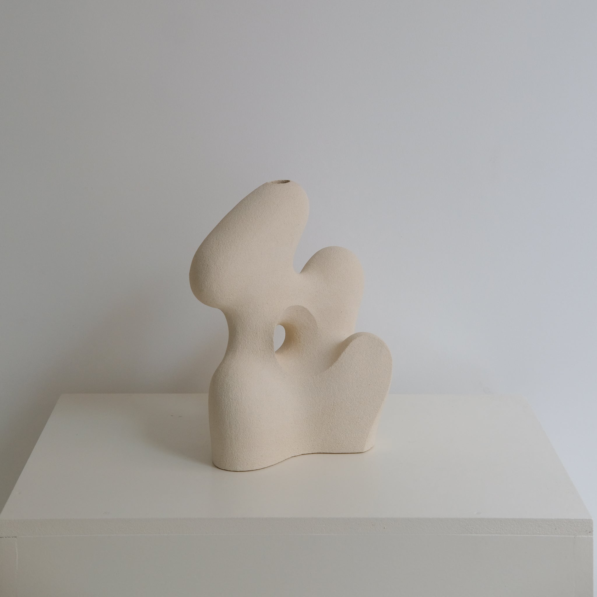 Sculpture "Adder Stone" beige de Terre Brute chez Brutal Ceramics