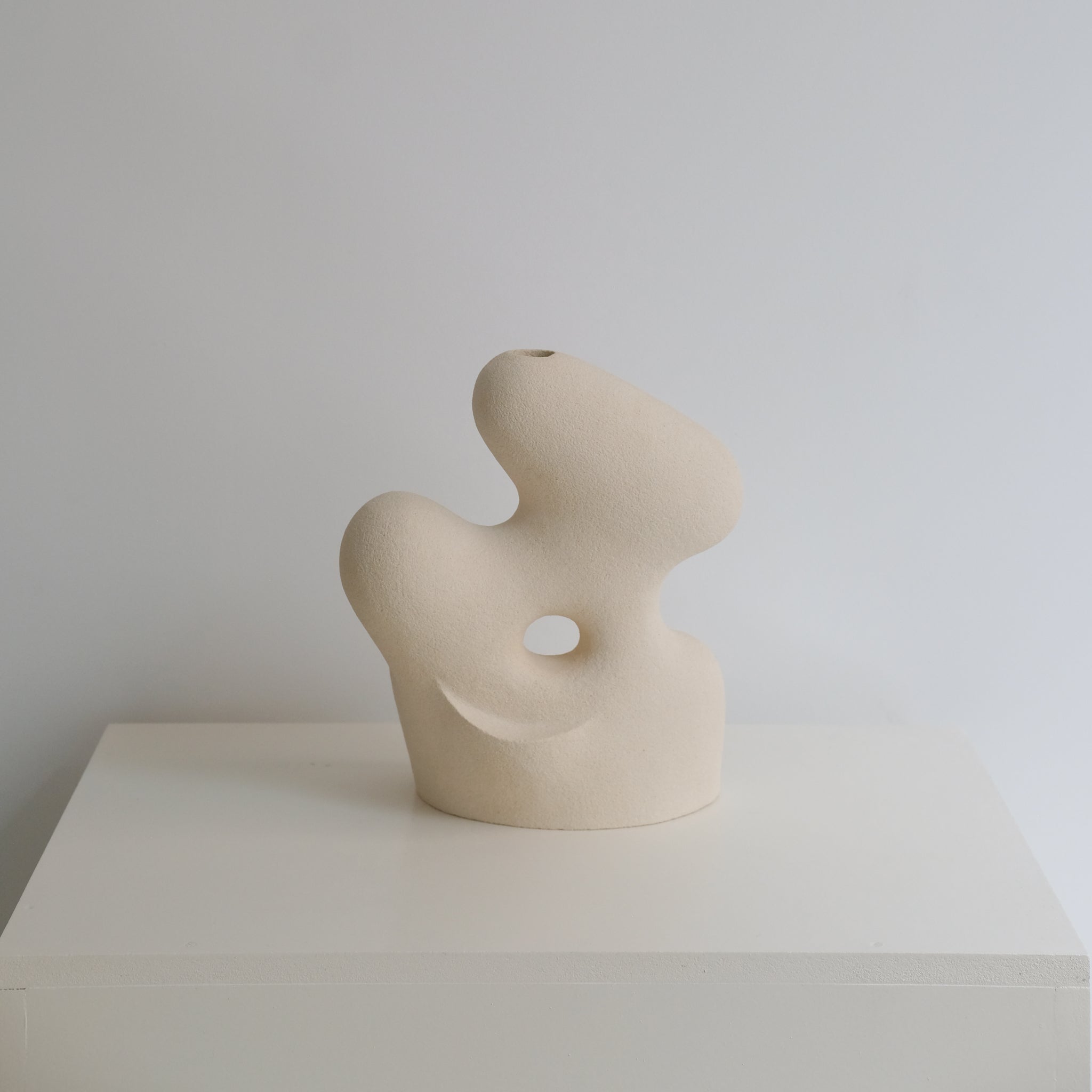 Sculpture "Adder Stone" beige de Terre Brute chez Brutal Ceramics