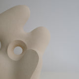 Sculpture "Adder Stone" beige de Terre Brute chez Brutal Ceramics