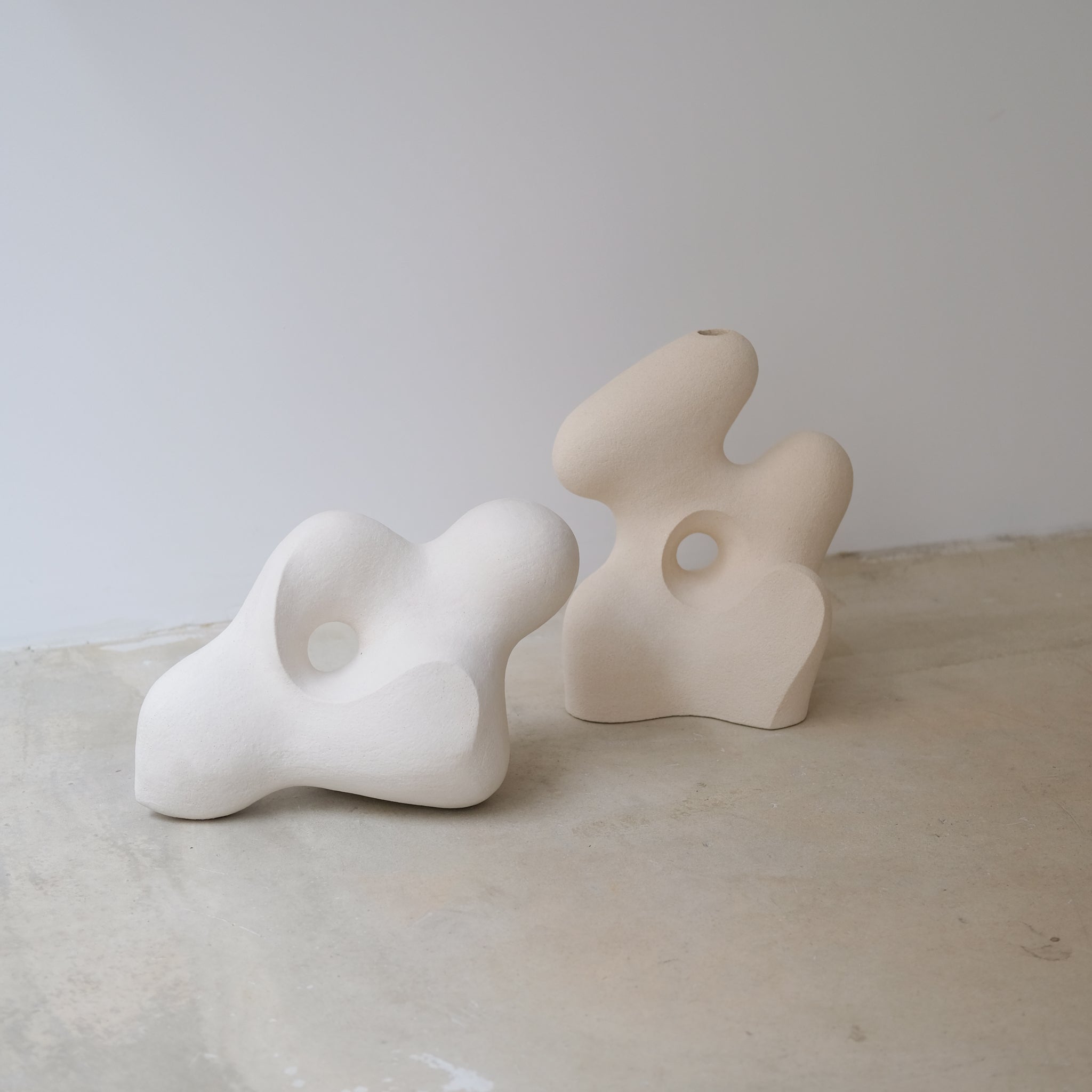 Sculpture "Adder Stone" beige de Terre Brute chez Brutal Ceramics