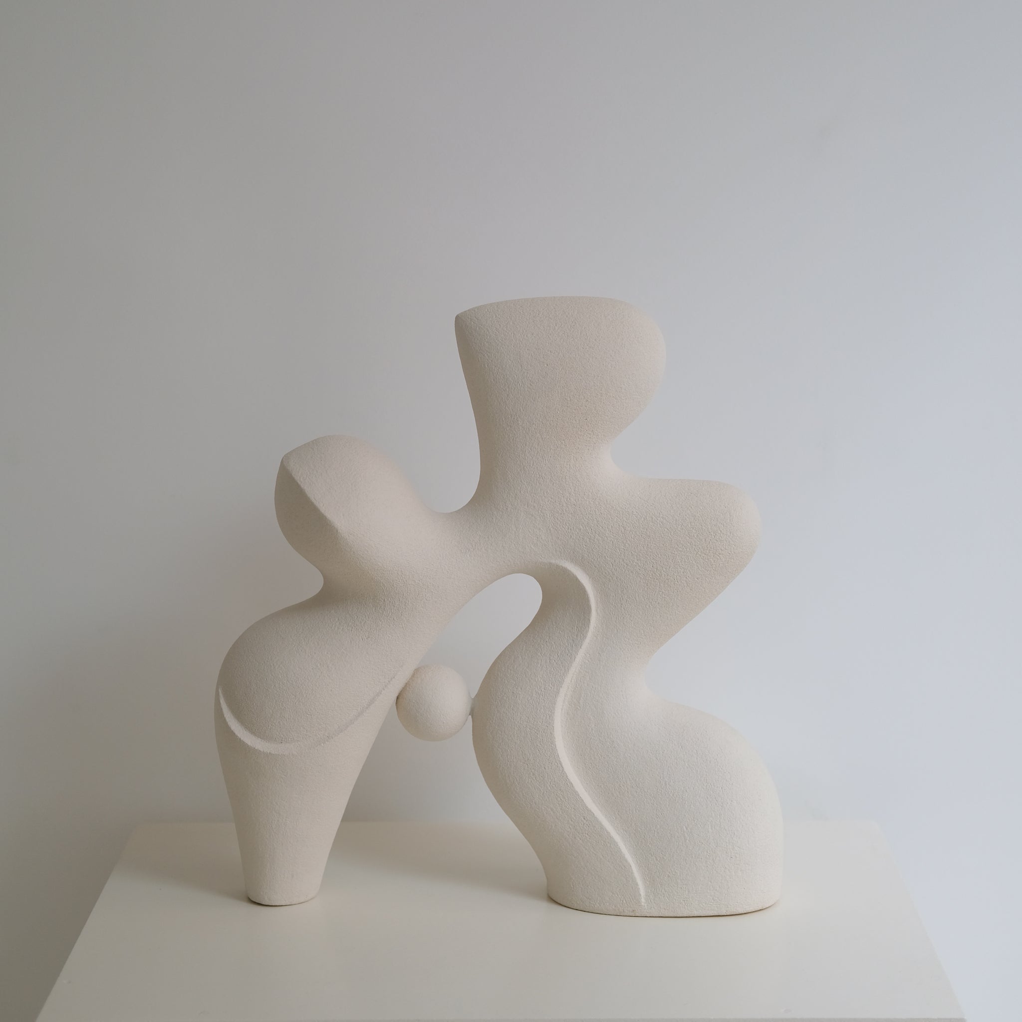 Sculpture "Sleeping Stone" blanc de Terre Brute chez Brutal Ceramics