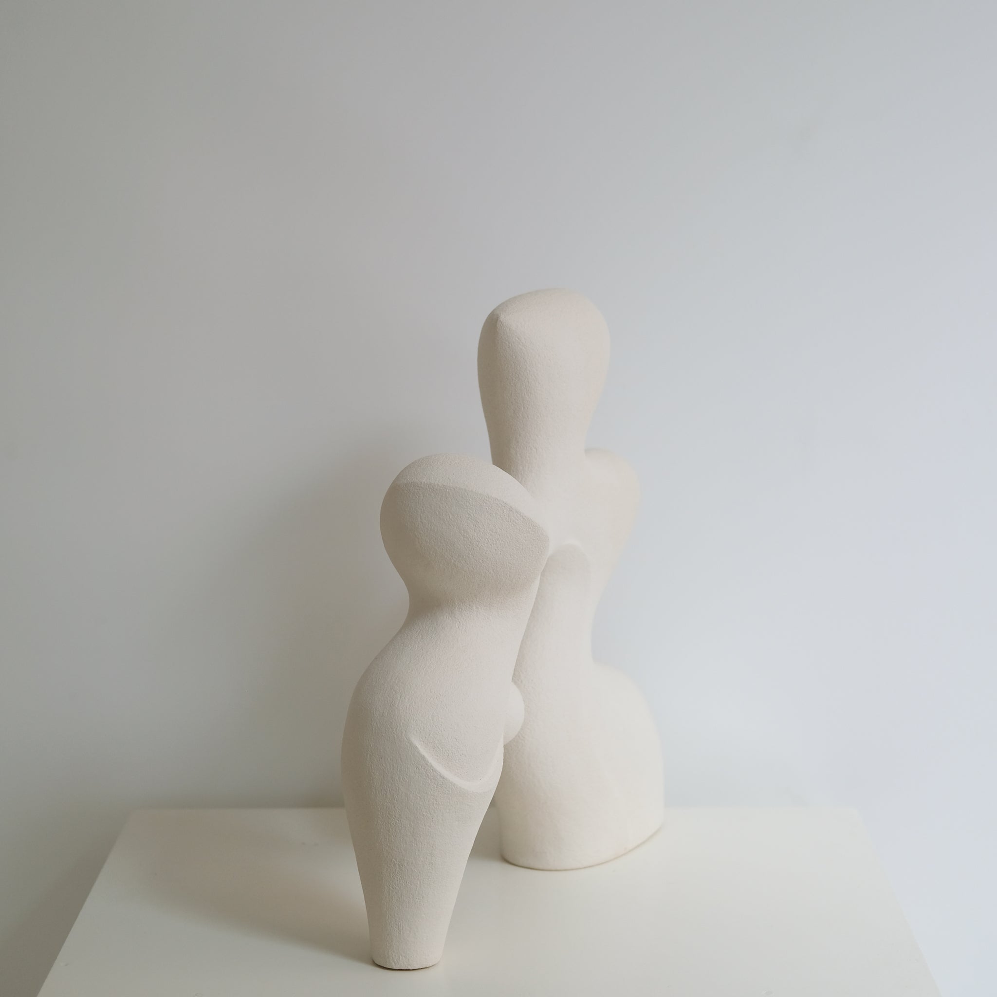 Sculpture "Sleeping Stone" blanc de Terre Brute chez Brutal Ceramics