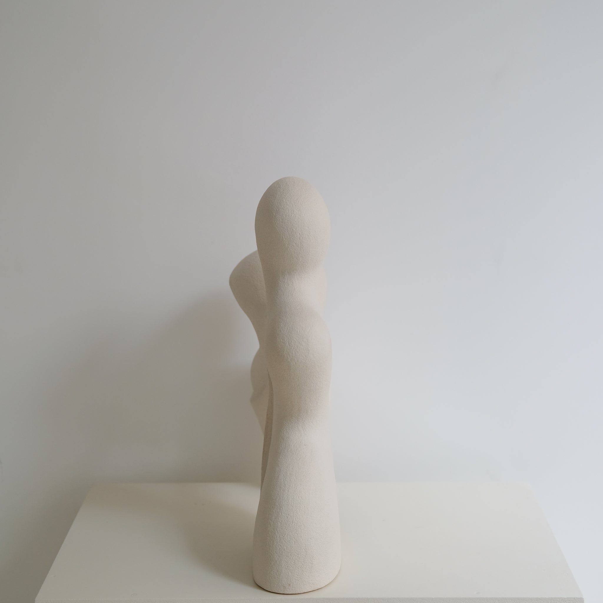 Sculpture "Sleeping Stone" blanc de Terre Brute chez Brutal Ceramics
