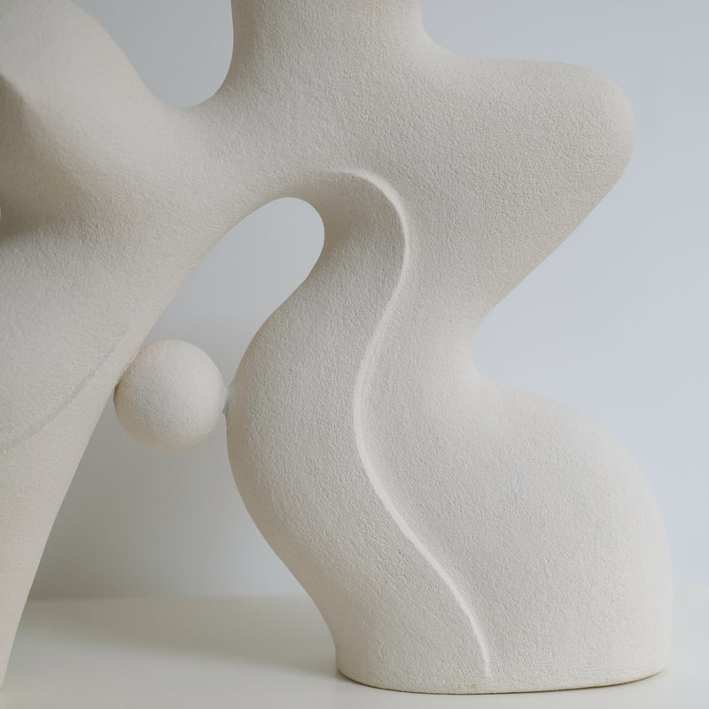 Sculpture "Sleeping Stone" blanc de Terre Brute chez Brutal Ceramics