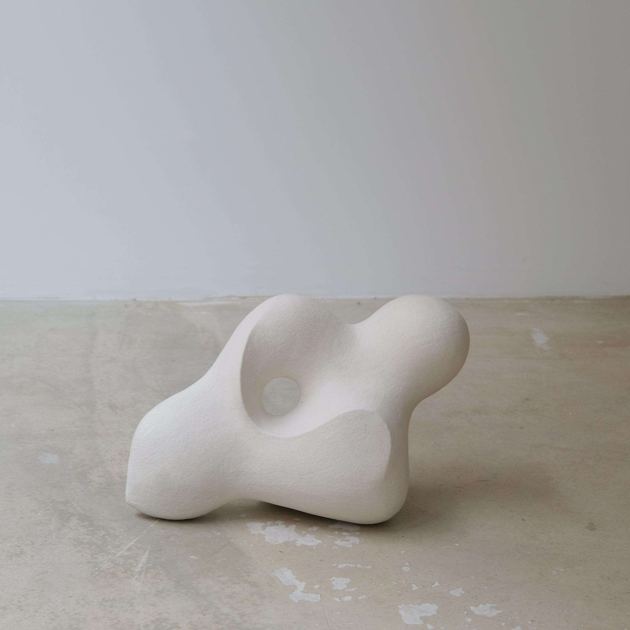Sculpture "Dancing Stone"  blanc mat de Terre Brute chez Brutal Ceramics