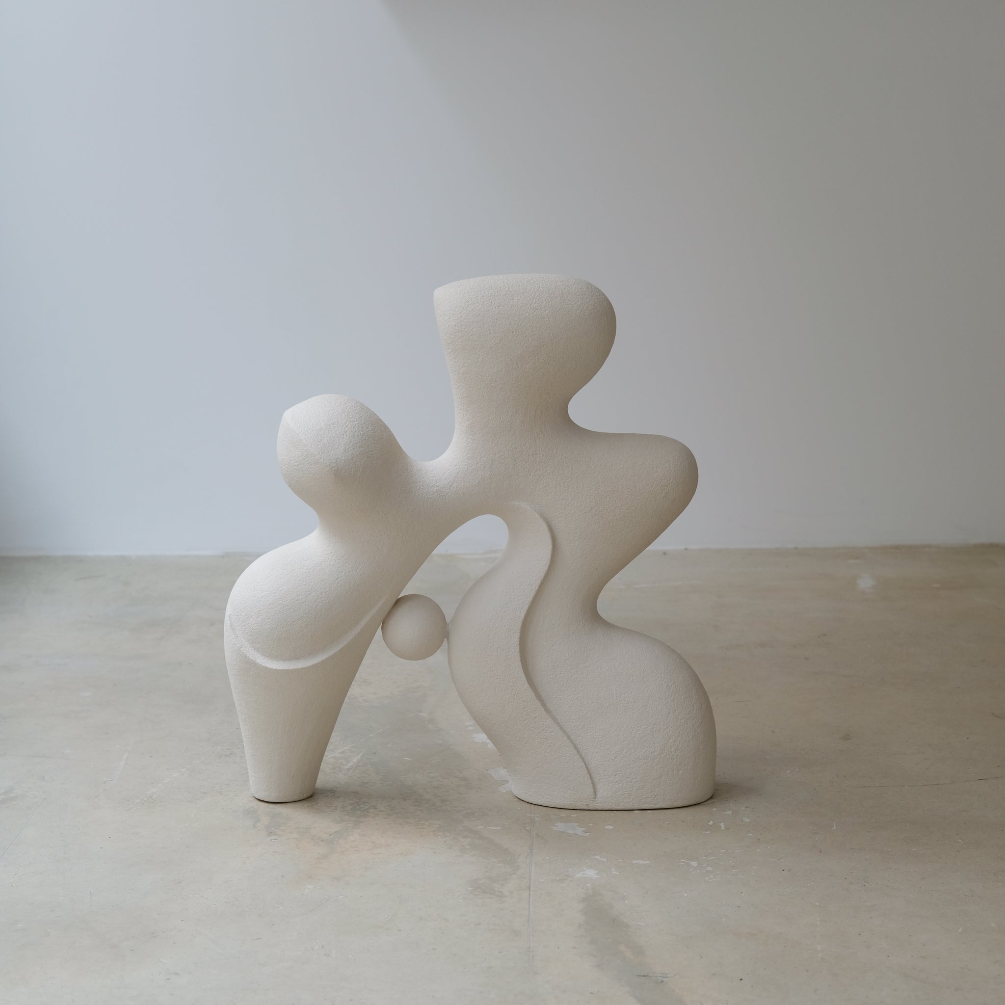 Sculpture "Sleeping Stone" blanc de Terre Brute chez Brutal Ceramics