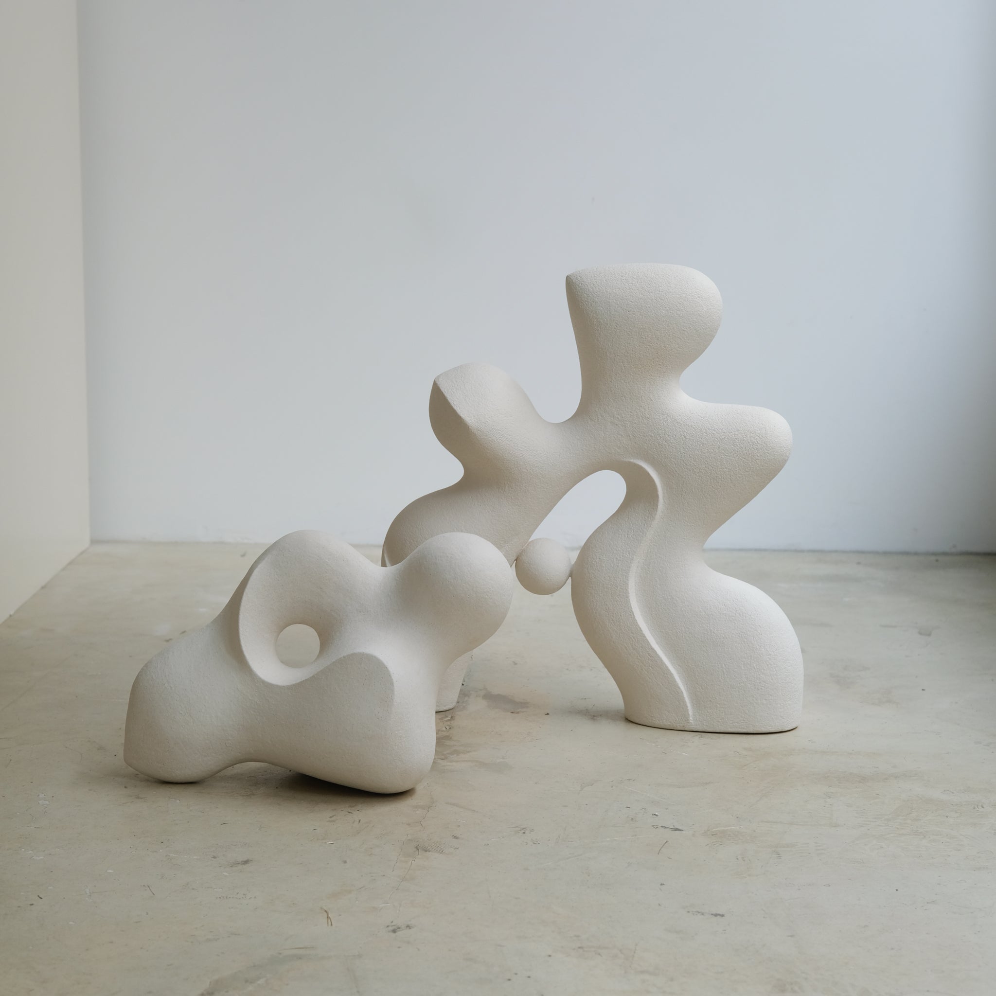 Sculpture "Sleeping Stone" blanc de Terre Brute chez Brutal Ceramics