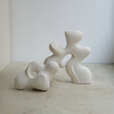 Sculpture "Sleeping Stone" blanc de Terre Brute chez Brutal Ceramics