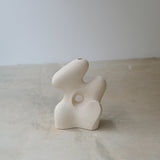 Sculpture "Adder Stone" beige de Terre Brute chez Brutal Ceramics