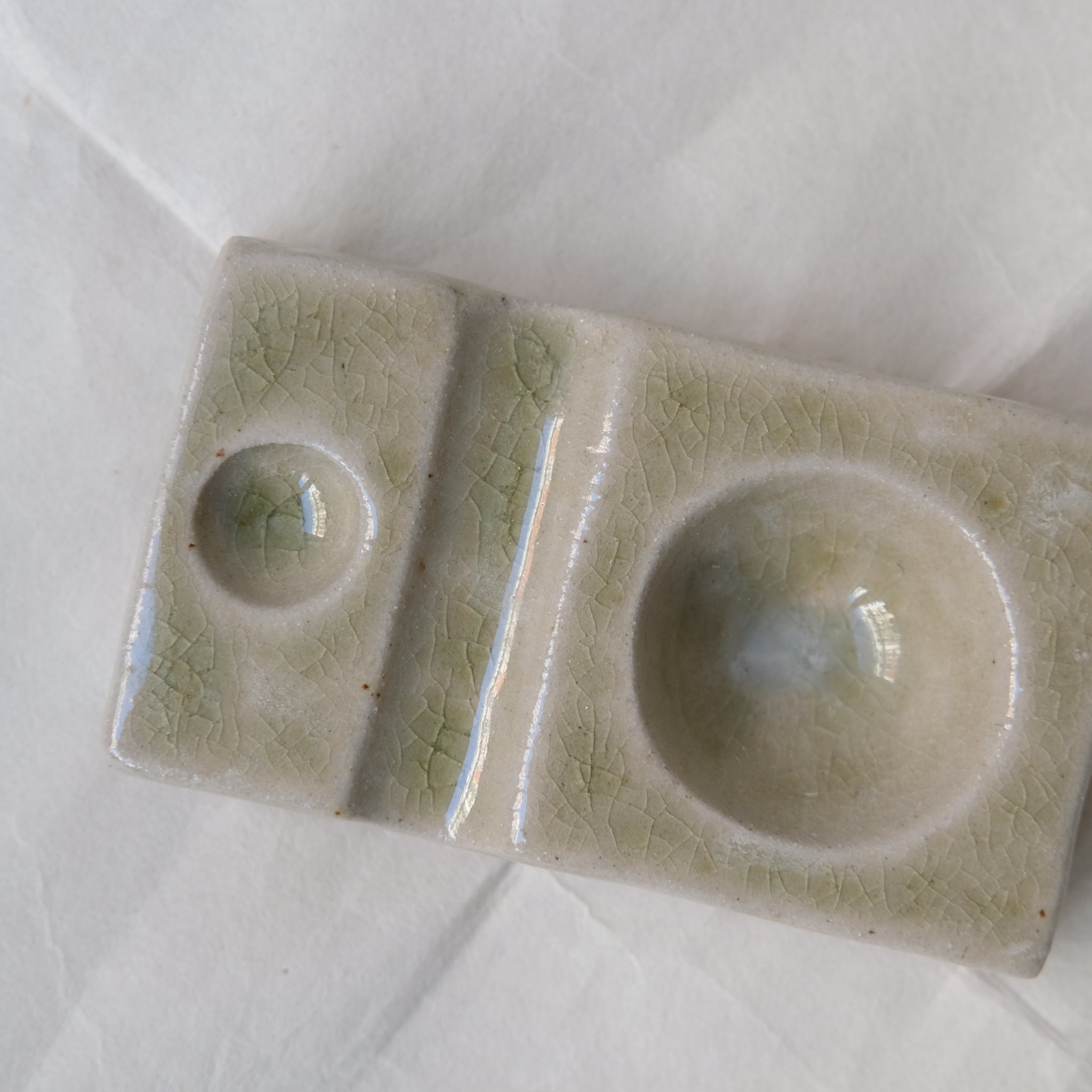 Coquetier au feu de bois - vert jade brillant de Ann-Charlotte Ohlsson chez Brutal Ceramics