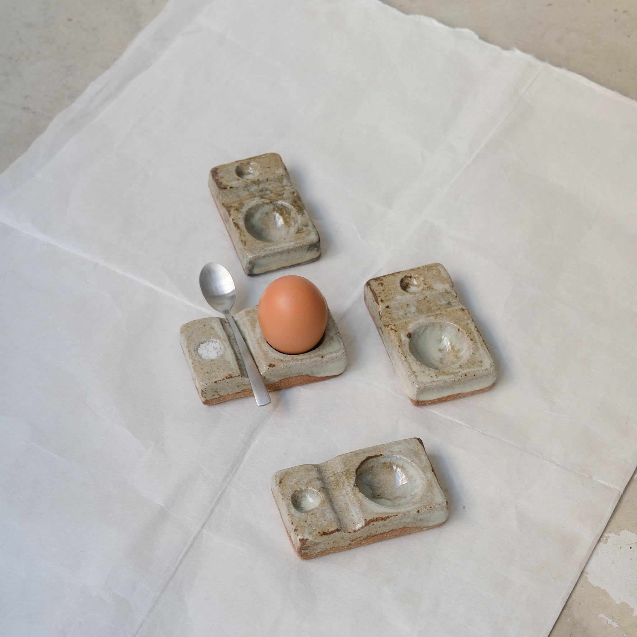 Coquetier au feu de bois - vert brillant de Ann-Charlotte Ohlsson chez Brutal Ceramics