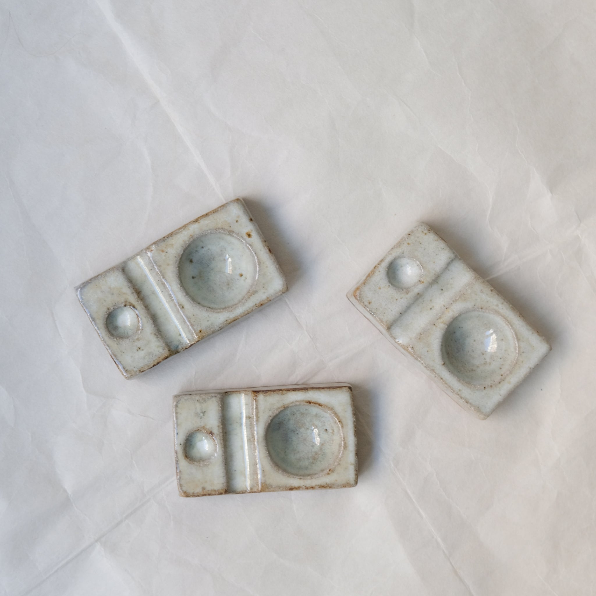 Coquetier en grès roux cuit au feu de bois L 10cm - Blanc gris brillant de Ann Charlotte Ohlsson chez Brutal Ceramics