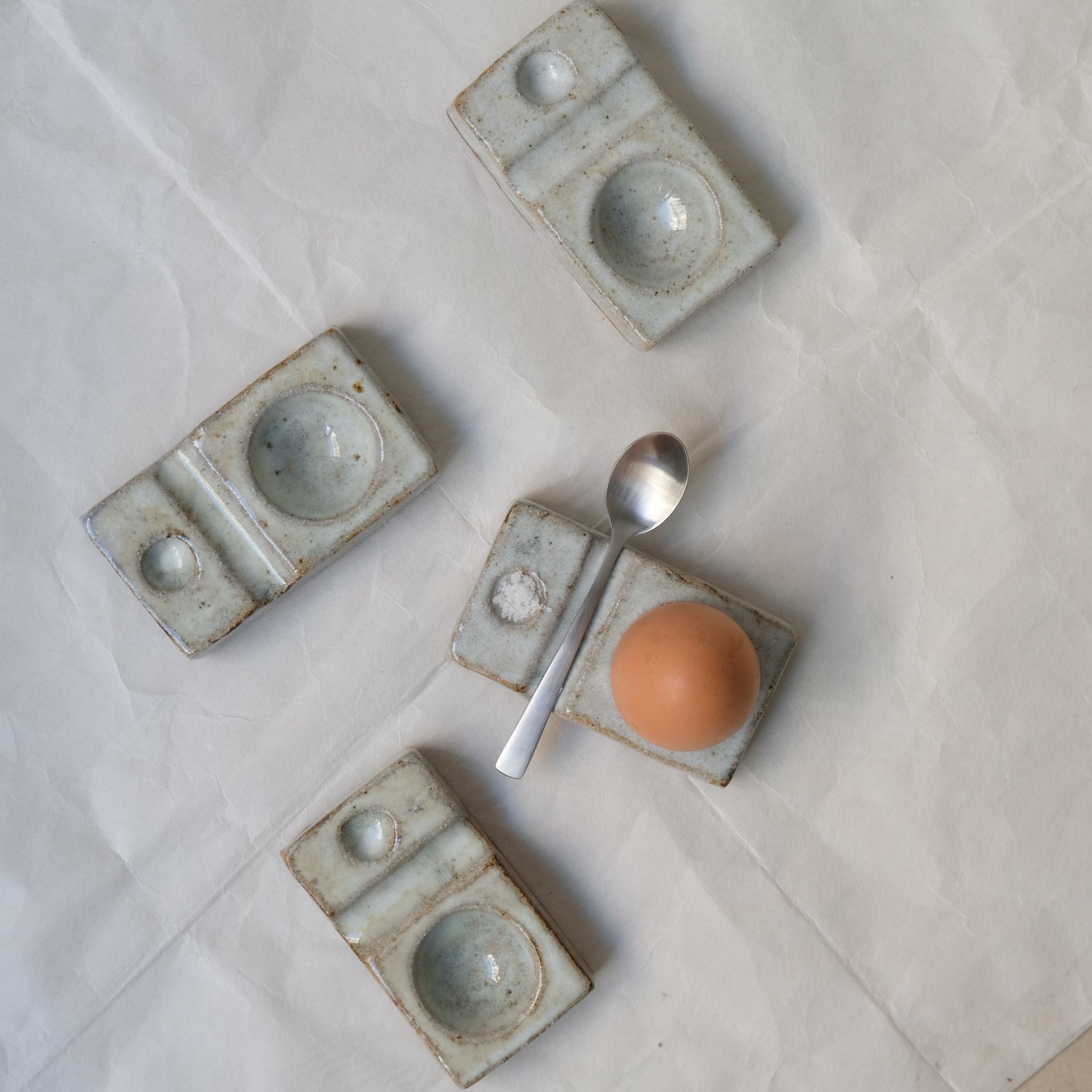 Coquetier en grès roux cuit au feu de bois L 10cm - Blanc gris brillant de Ann Charlotte Ohlsson chez Brutal Ceramics