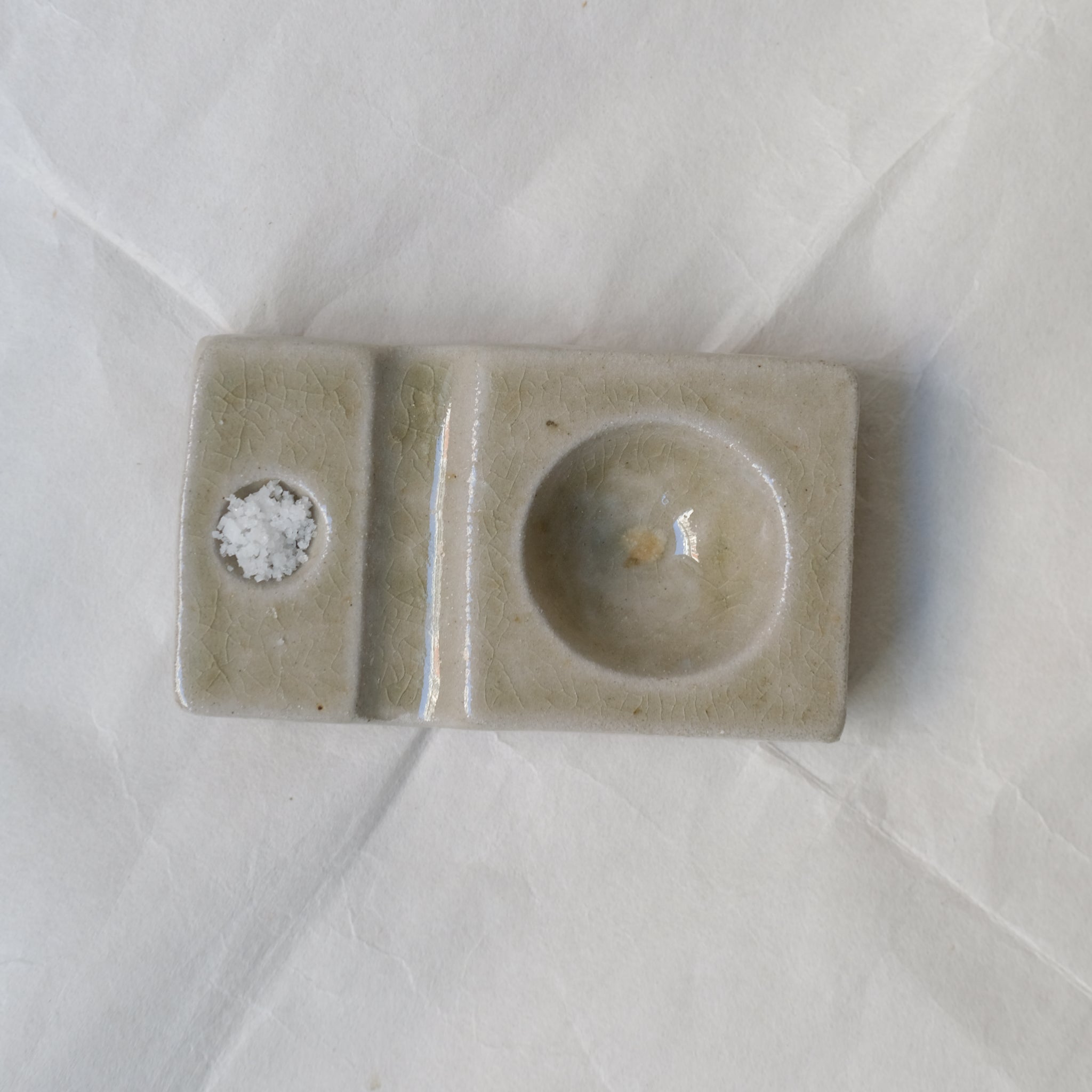 Coquetier au feu de bois - vert jade brillant de Ann-Charlotte Ohlsson chez Brutal Ceramics
