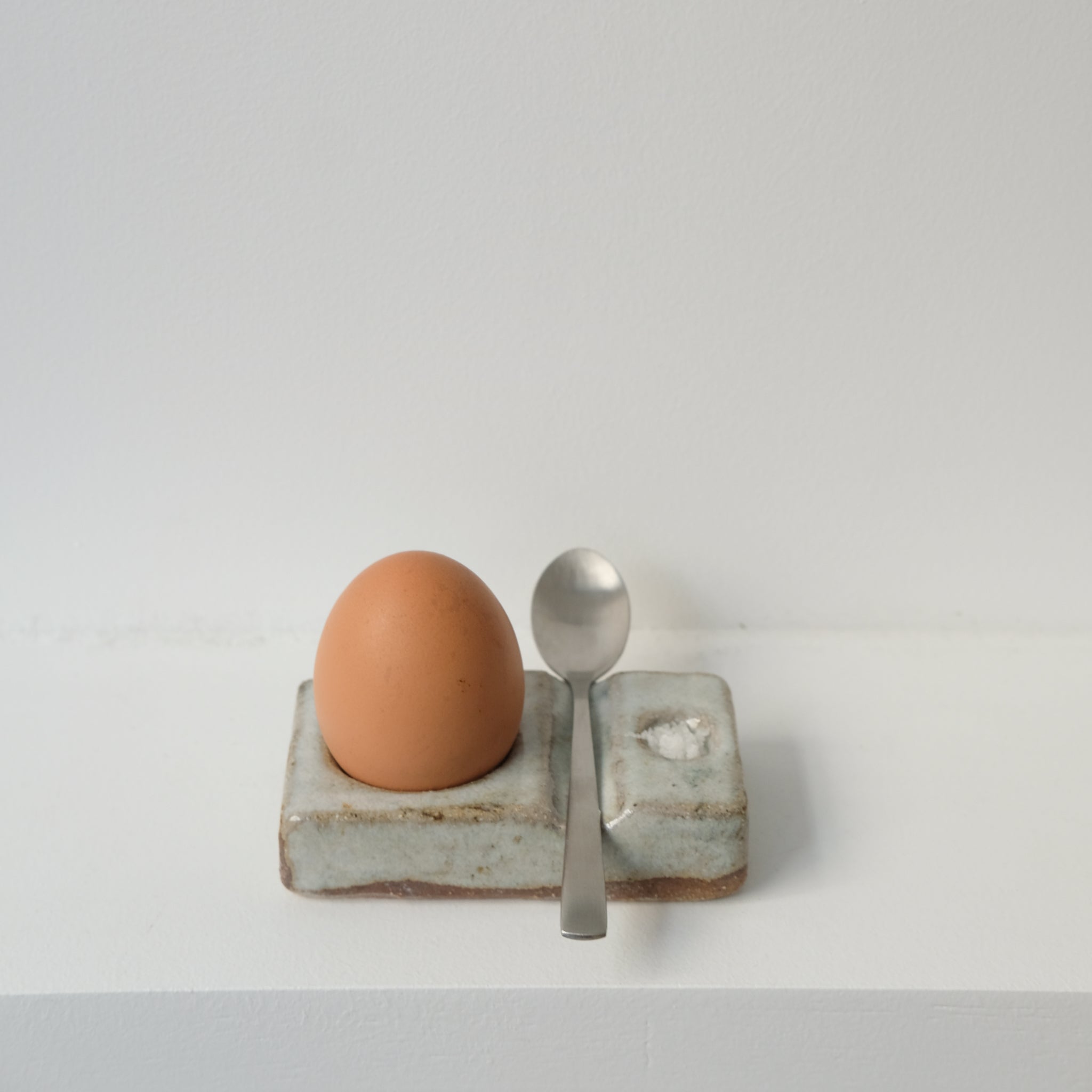 Coquetier en grès roux cuit au feu de bois L 10cm - Blanc gris brillant