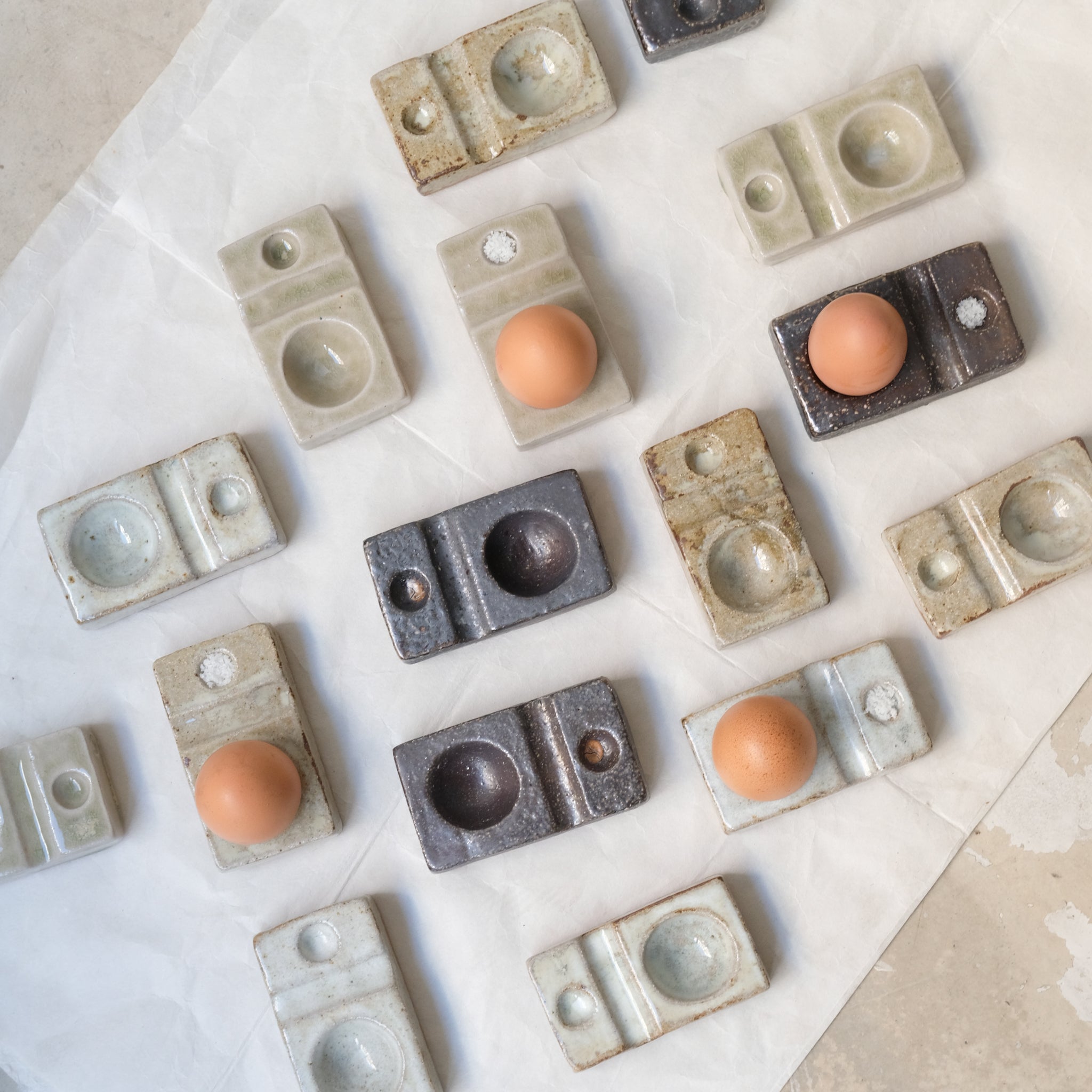 Coquetier en grès roux cuit au feu de bois L 10cm - Blanc gris brillant de Ann Charlotte Ohlsson chez Brutal Ceramics